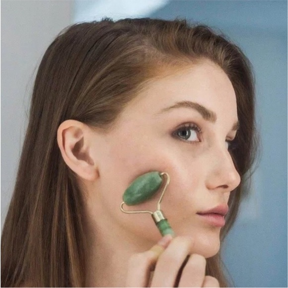 MY BEAUTY SPOT® PROFESSIONAL PERSONAL CARE COLLECTION JADE FACIAL ROLLER - Picture 3 of 5